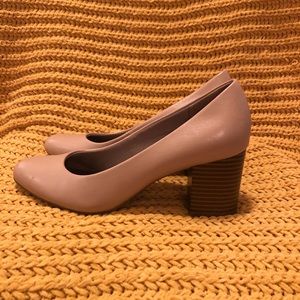 Nude pumps with block heel
